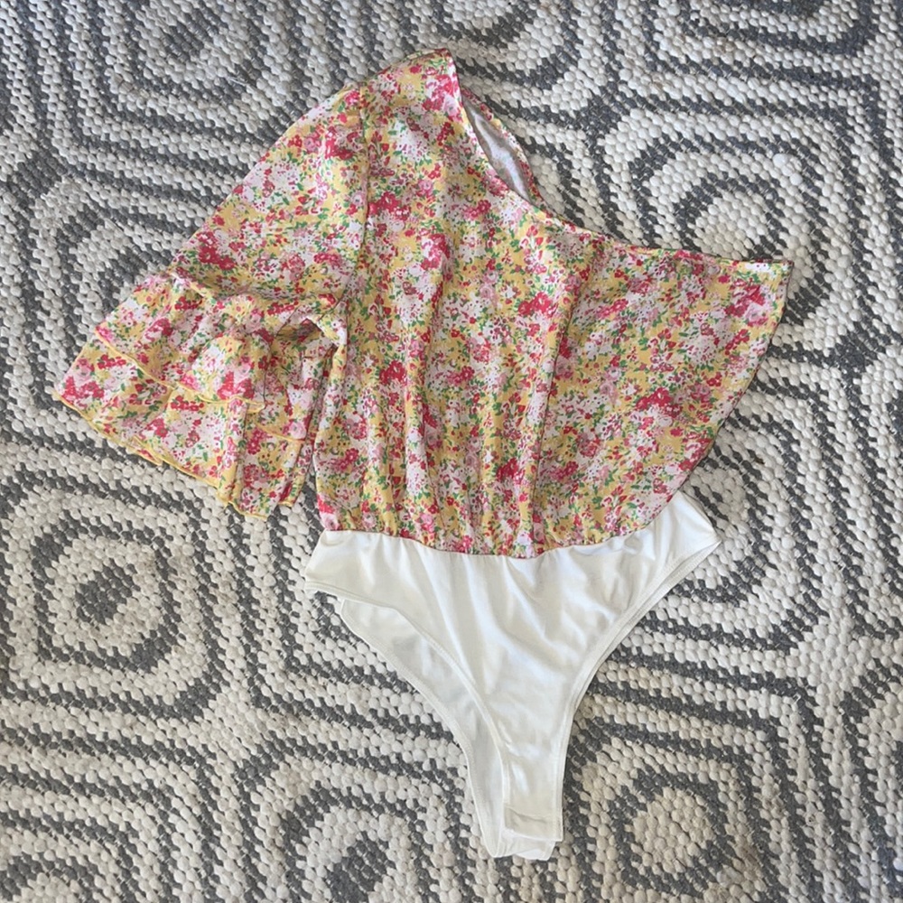 NWOT one shoulder floral bodysuit.